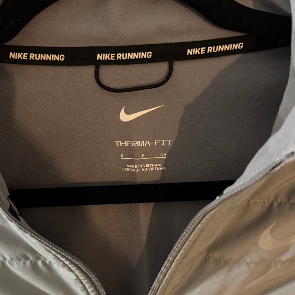 Nike Therma-Fit Women's Light Gray Running Jacket Size S - Picture 2 of 3